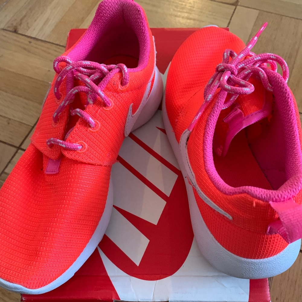 Neon orange Nike Roshe - Picture 2 of 5